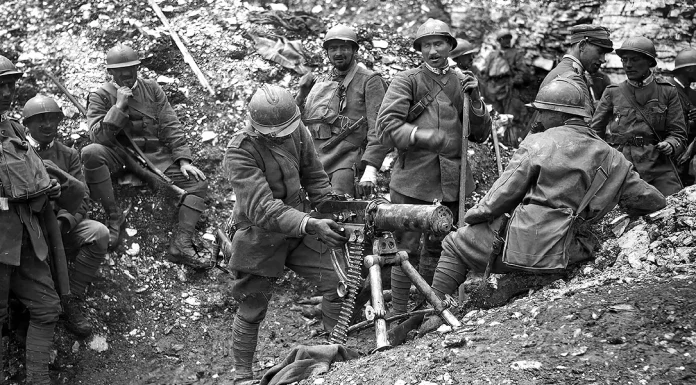 “Racconti di guerra” di Luigi Ambrosini Prima guerra mondiale – Esercito italiano: Settima battaglia dell’Isonzo – truppe italiane con una mitragliatrice austriaca catturata