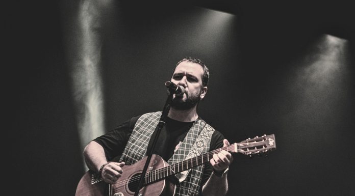 Francesco Luz racconta il percorso verso la guarigione emotiva in “Come te”
