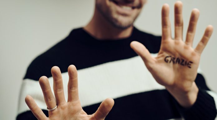 “Grazie”: Raffaele Poggio unisce musica e linguaggio dei segni per abbattere le barriere