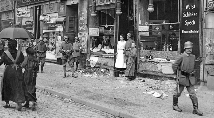 “Un mese in Germania durante la guerra” di Luigi Ambrosini Food riots in Berlin, 1918. A looted shop in Invalidenstrasse.