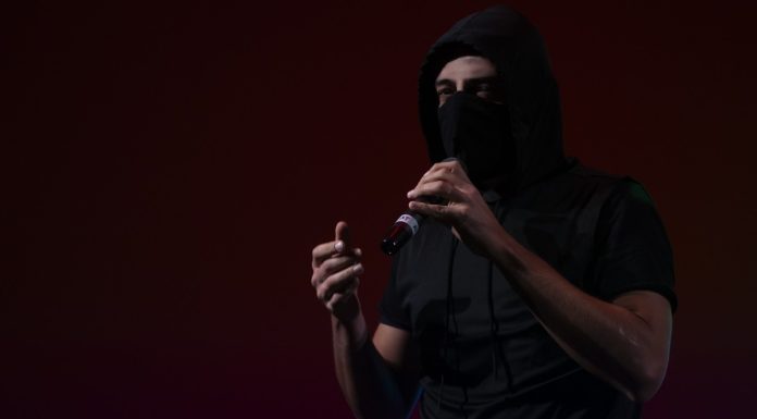 Una voce senza volto per chi si è perso nei feed: “Fuori dal mondo” è il nuovo singolo di Acudo