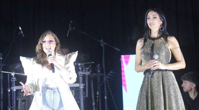 Napoli applaude Paola Pezone: il live al Totò è un’esplosione d’amore
