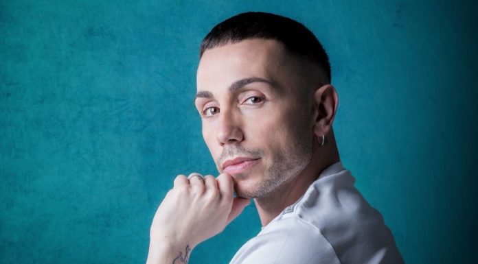 Manuel Aspidi: la voce italiana che ha conquistato il mondo ora ci invita a guardarci dentro con “Love Yourself”