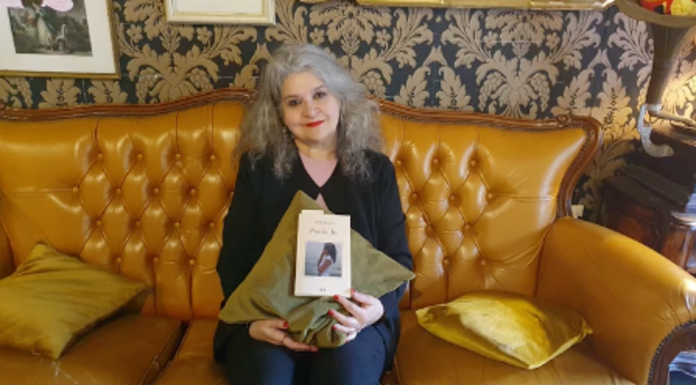 “Paola, Io.” di Paola Mattioli, una raccolta poetica intensa che unisce versi e immagini per raccontare emozioni autentiche