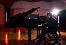 Frenci, il pianista tetraplegico che rifiuta la retorica del “coraggio”: la sua arte parla per lui