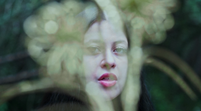 DAISY GLUE, il singolo d’esordio della cantautrice diciassettenne ASIRAM