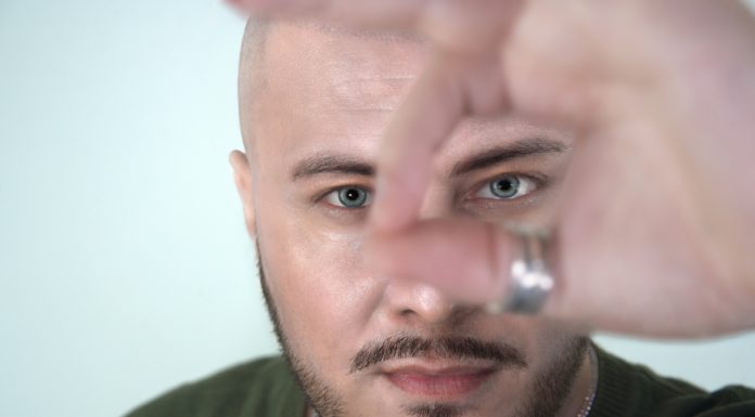 Le separazioni che maturano nel tempo: Alex Normanno racconta gli addii adulti
