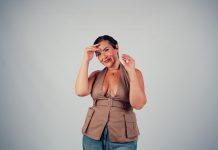 Sara J Jones riorganizza il suo immaginario: “Trasparente” ridefinisce la forma con cui ci raccontiamo