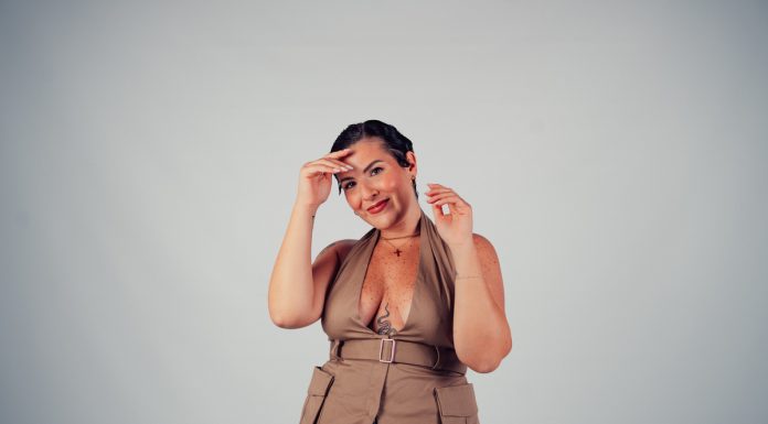 Sara J Jones riorganizza il suo immaginario: “Trasparente” ridefinisce la forma con cui ci raccontiamo