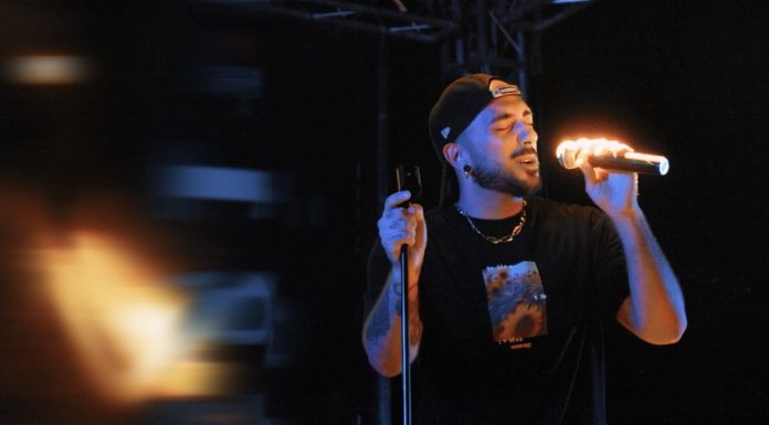 Quando il palco conta più dell’algoritmo: la storia di Amasu e il nuovo singolo “Come Nuvole”
