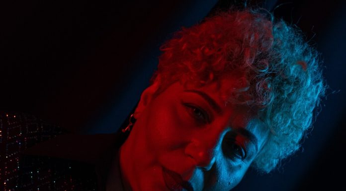 L’artista-insegnante Clair porta il tema dell’ansia fuori dai social e dentro una canzone