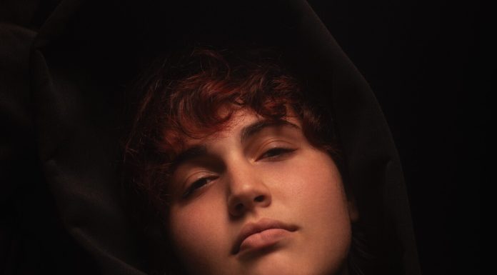 A 30 anni dall’uscita, “Don’t Look Back in Anger” degli Oasis diventa un soliloquio generazionale con Shaza