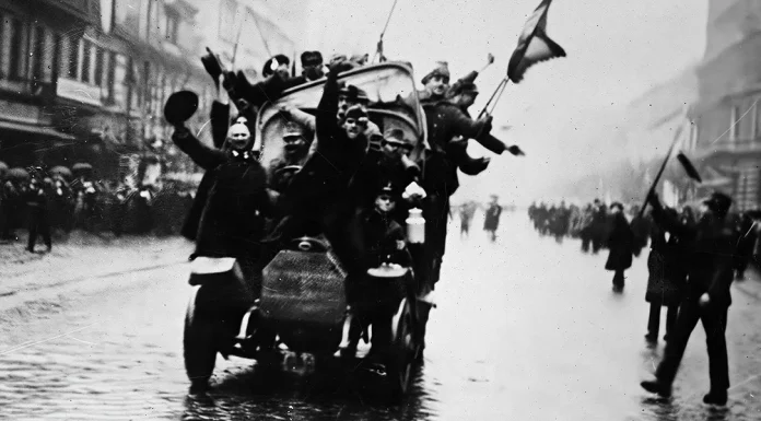 “Bianchi e rossi” di Ferenc Herczeg The Hungarian Revolution. Automobile loaded with revolutionists dashing through streets of Budapest