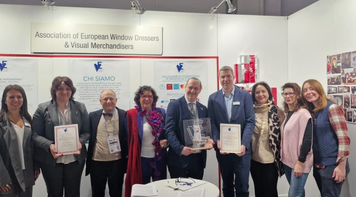 Grande successo a Francoforte per l’Associazione Vetrinisti & Visual Europei: festeggiamenti del decennale nel 30° anniversario di Christmasworld