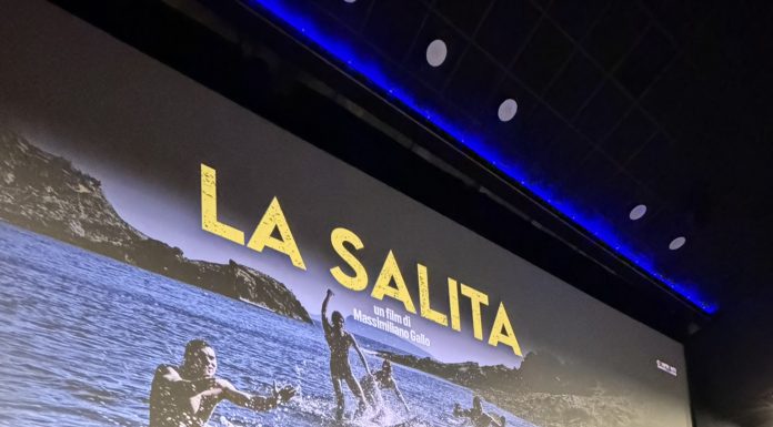 Napoli si raccoglie sotto la pioggia: “La Salita” di Gallo è già un evento