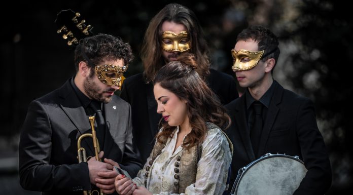“L’apparecchio del Carnevale”, Melamanouche canta la recita sociale del presente