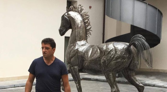 L’arte di restare: Nuccio Loreti e il metallo che batte nel cuore di Catanzaro