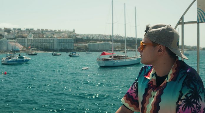 Tramo porta asfalto, oceano e disillusione nel nuovo singolo “Cocktail” in feat. con Sewit