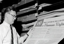 Nuovo ePub. “Dichiarazione Universale dei Diritti dell’Uomo” delle Nazioni Unite Presso la sede delle Nazioni Unite a New York, un uomo osserva uno dei primi documenti pubblicati dalle Nazioni Unite, la Dichiarazione universale dei diritti umani, ratificata nel 1948 (1955 circa).