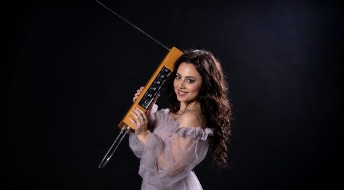 Il theremin di Lina Gervasi incanta l’Alta Sartoria Dolce&Gabbana