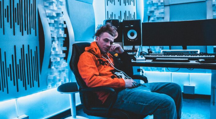 Perde parte del piede in un incidente sul lavoro, poi sceglie di dedicarsi alla musica: la storia del rapper Smash Brown